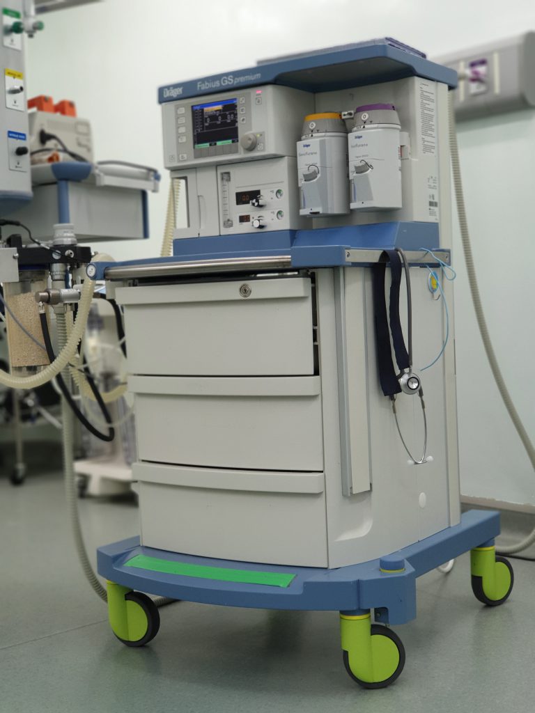 Tại sao máy thở gây mê lại có cấu tạo khác với máy thở trong phòng hồi sức tích cực (ICU)?