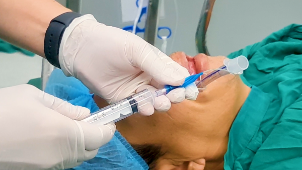 ĐẶT NỘI KHÍ QUẢN TRÊN NGƯỜI TRƯỞNG THÀNH